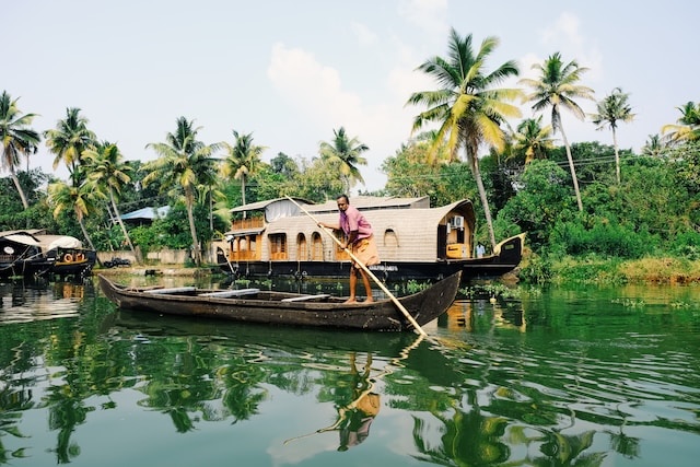 <img src="topinfo_bg.png" role=“ House Boat Kerala Tour Packages for senior citizens India”>